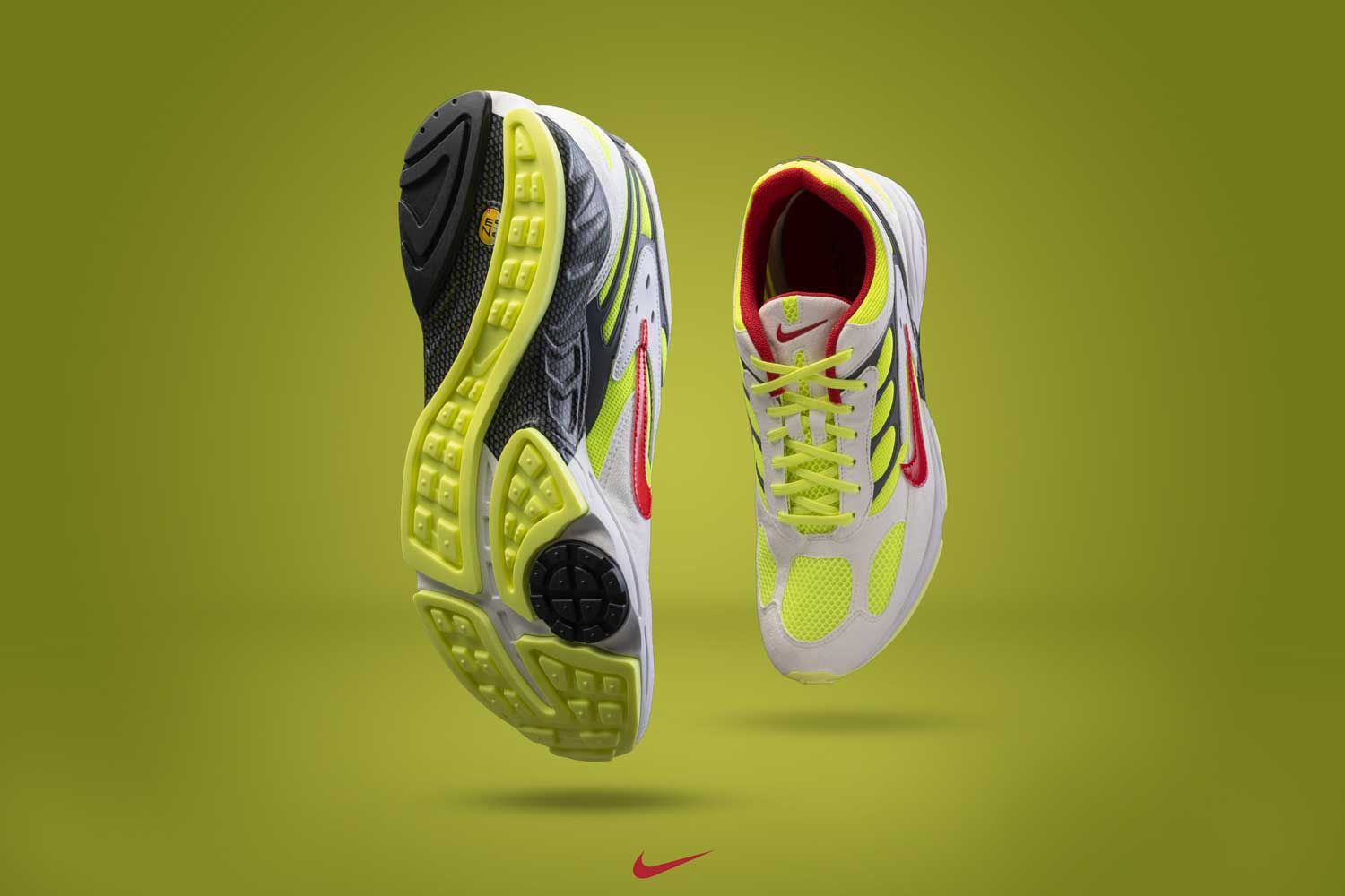 un par de deportivas verdes y blancas