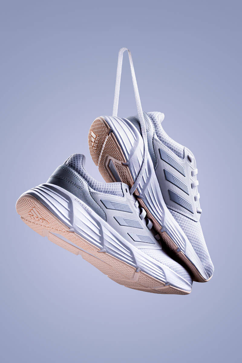 un par de zapatos de deporte colgados por los cordones