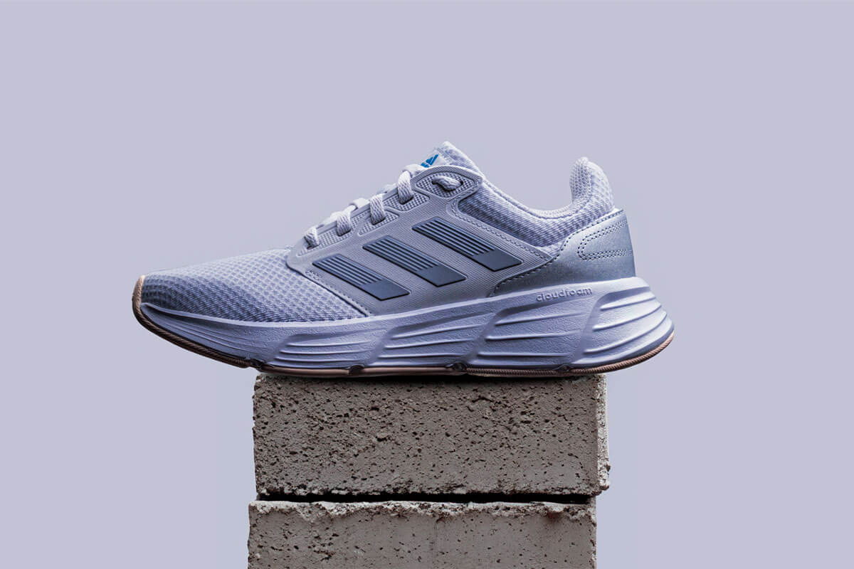 un zapato de deporte en un bloque de hormigon