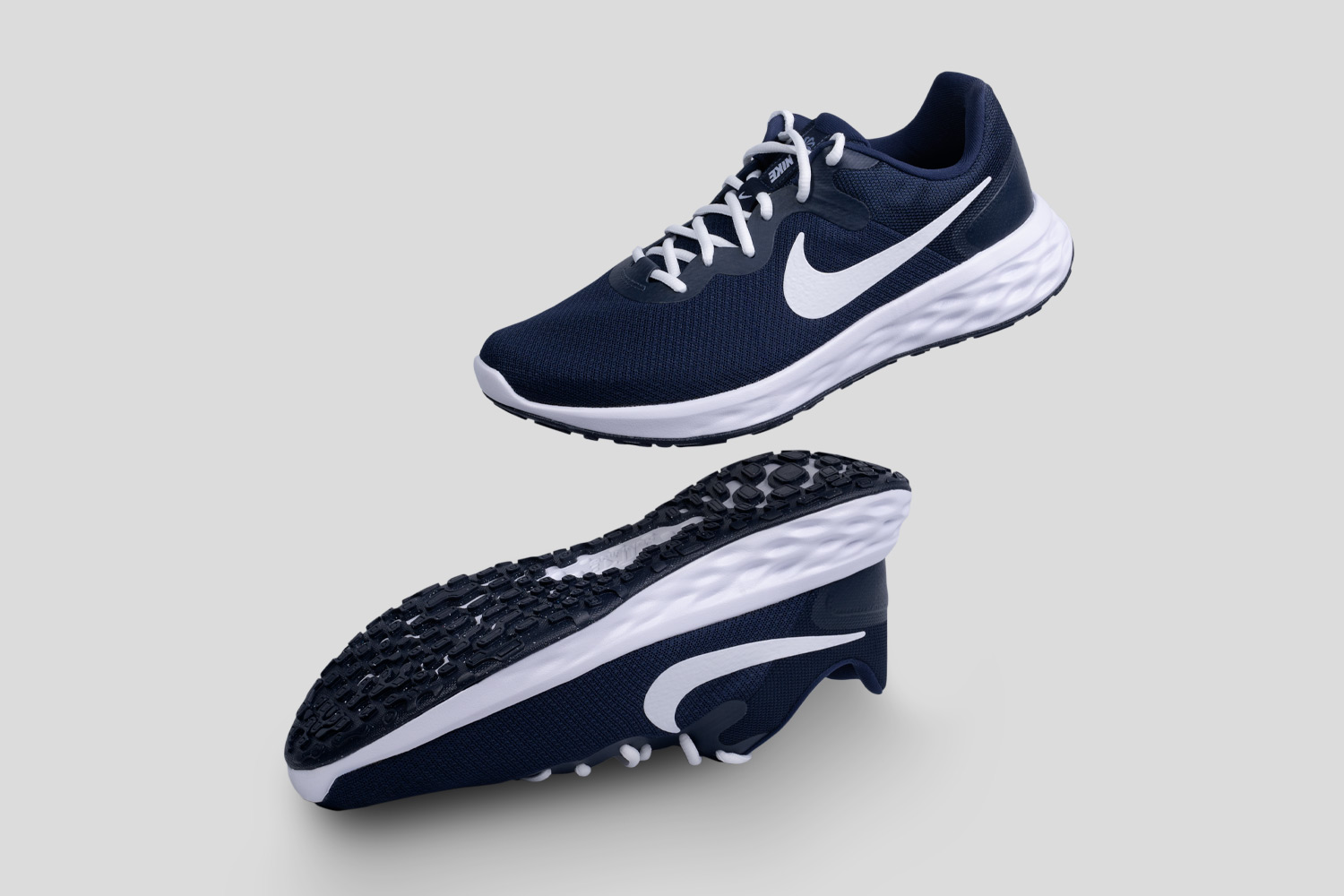 un par de zapatos de deportes azules y blancos