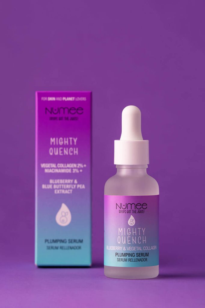 una caja desenfocada de serum y el bote enfocado al lado juntos en un fondo morado