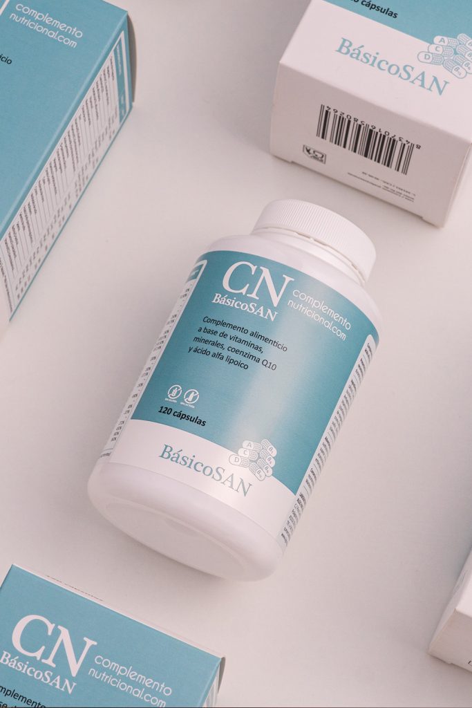 Fotografía de complemento alimenticio CN BásicoSAN multivitamínico con composición de envases, realizada por fotógrafo de complementos alimenticios en Sevilla