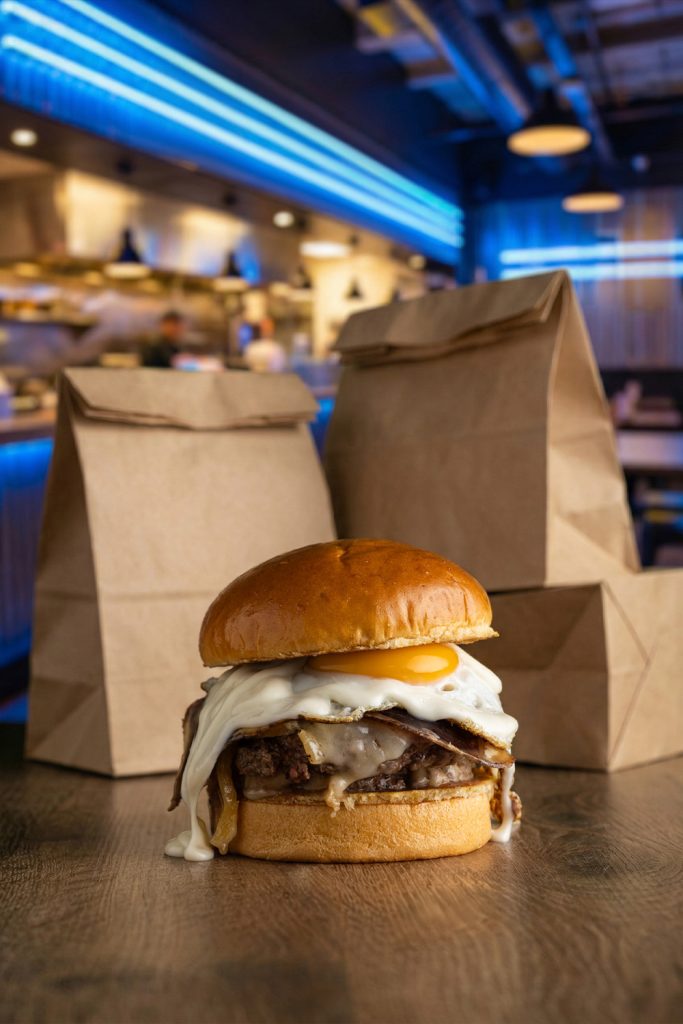 Hamburguesa con huevo frito y queso en hamburguesería de Sevilla, fotografía gastronómica profesional para delivery y carta digital