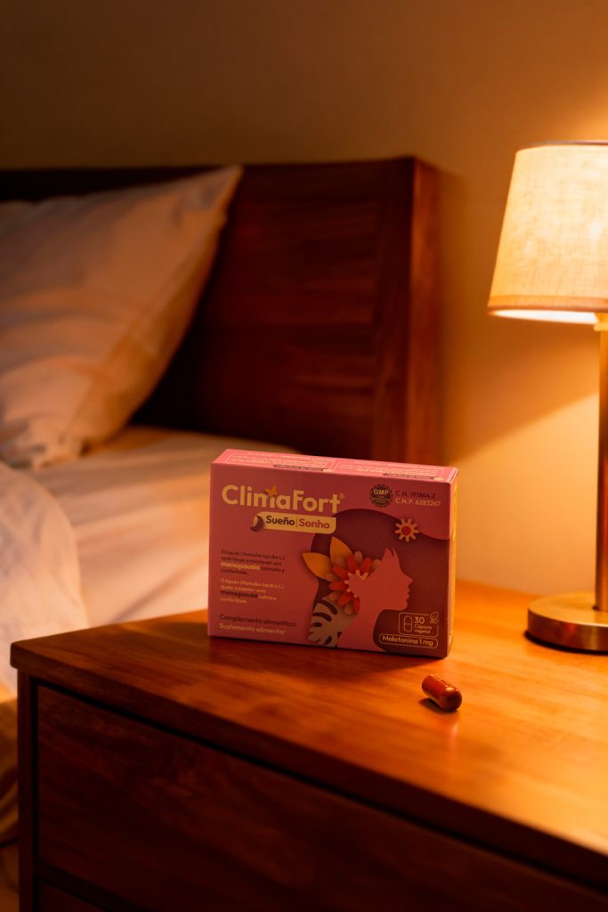 Fotografía lifestyle de complemento alimenticio ClimaFort Sueño melatonina en mesita de noche con luz cálida, realizada por fotógrafo de complementos alimenticios en Sevilla