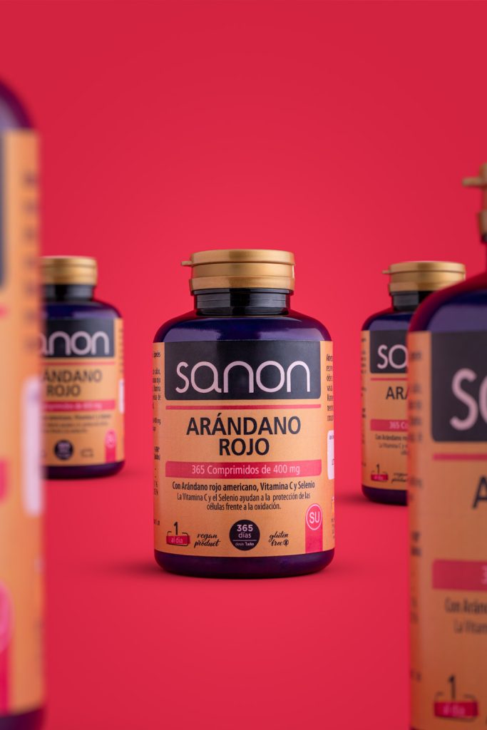 Fotografía de producto del complemento alimenticio Sanon Arándano Rojo sobre fondo rojo, realizada por fotógrafo de complementos alimenticios en Sevilla