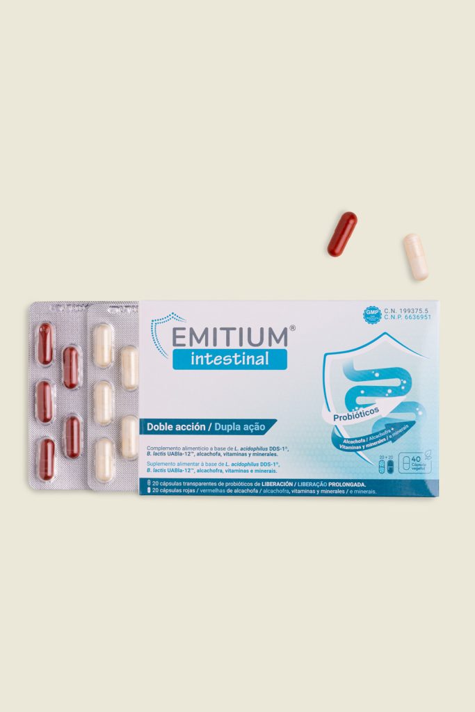 Fotografía de producto farmacéutico Emitium Intestinal probióticos con cápsulas en flatlay, realizada por fotógrafo de producto farmacéutico en Sevilla
