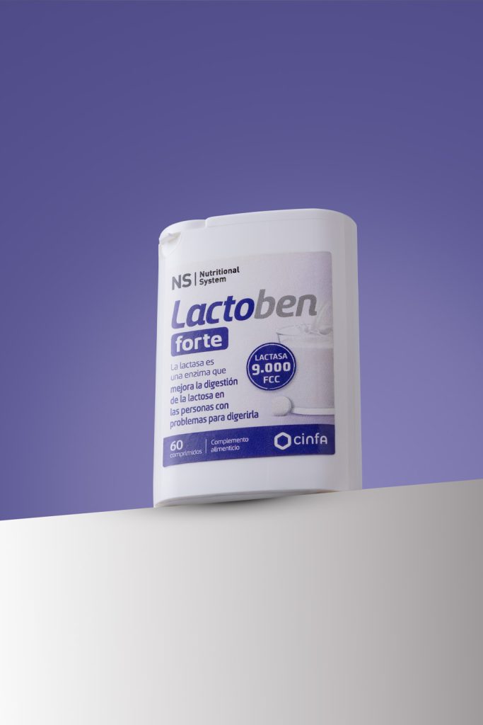 Fotografía de producto farmacéutico NS Lactoben Forte de Cinfa sobre fondo morado, realizada por fotógrafo de producto farmacéutico en Sevilla