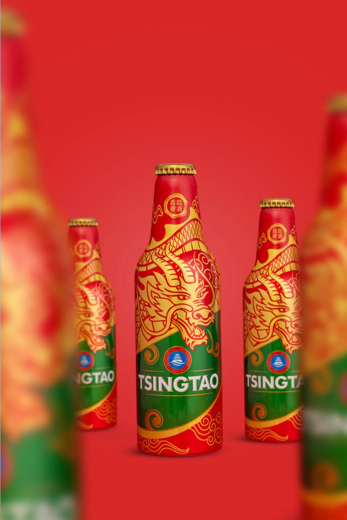Fotografía de producto botella cerveza Tsingtao edición dragón sobre fondo rojo en estudio Sevilla