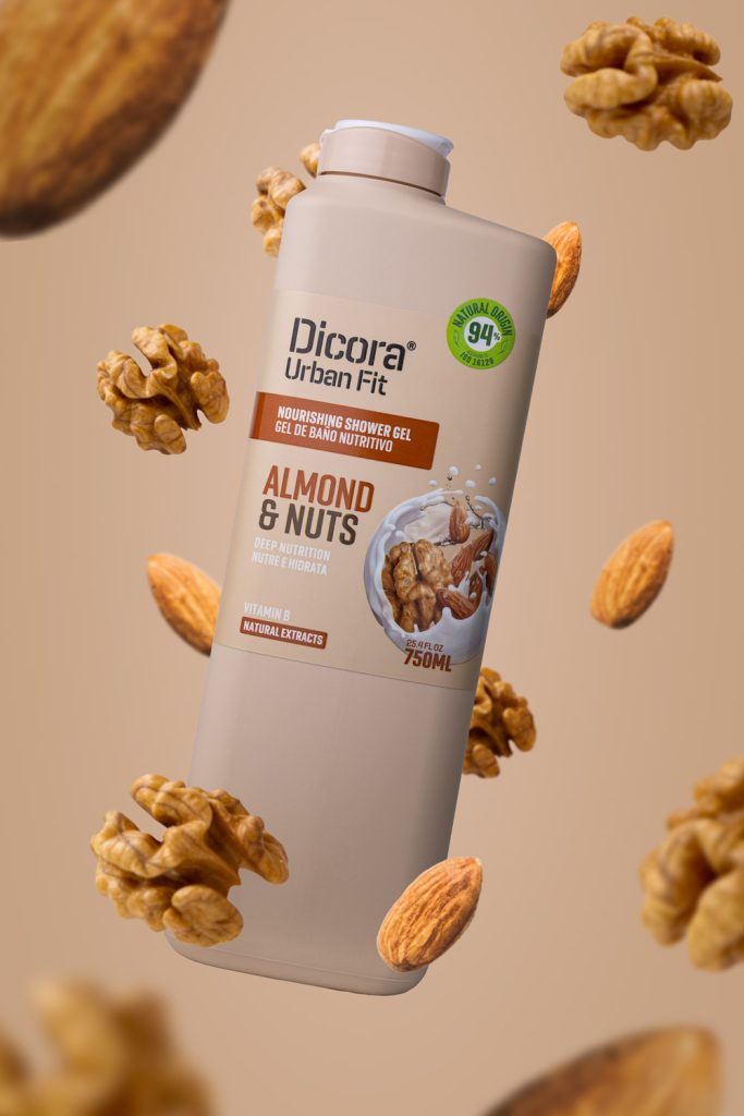 Fotografía de producto gel de ducha Dicora Urban Fit Almond & Nuts flotando rodeado de frutos secos en estudio Sevilla