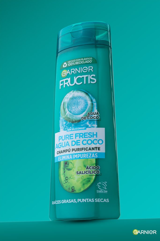 Fotografía de producto champú Garnier Fructis Pure Fresh sobre fondo verde en estudio Sevilla