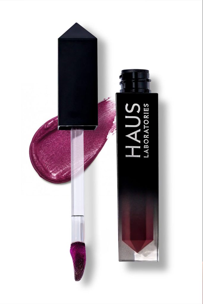 Fotografía de producto lip gloss Haus Laboratories color burdeos abierto con swipe sobre fondo blanco en estudio Sevilla