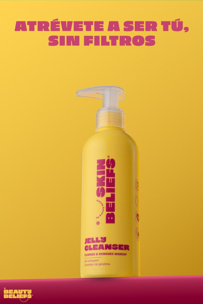 Fotografía de producto cosmético Skin Beliefs Jelly Cleanser sobre fondo amarillo en estudio Sevilla